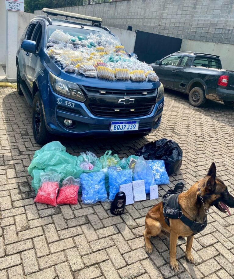 Os entorpecentes estavam em uma viela escondidas em uma escada na cidade de Jundiaí.