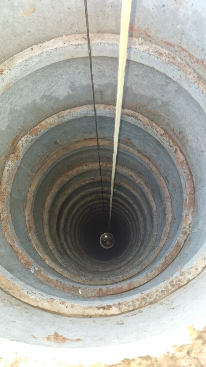 A vítima estava trabalhando para aumentar o poço quando um balde de lama caiu na cabeça dele.