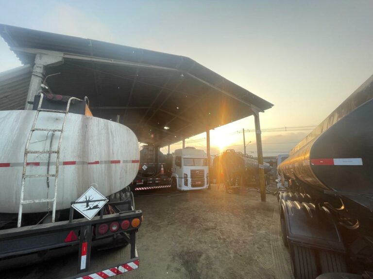 Donos de ‘laboratório’ clandestino são presos e multados em R$ 62 mil por descarte irregular de óleo de navios no litoral de SP