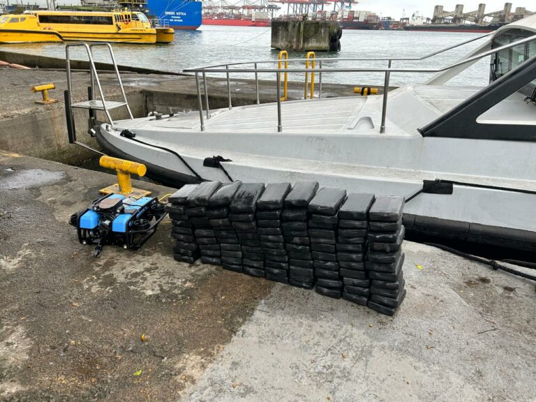 Mergulhadores da Polícia Civil encontram pacotes de pasta-base de cocaína grudados em navio no Porto de Santos