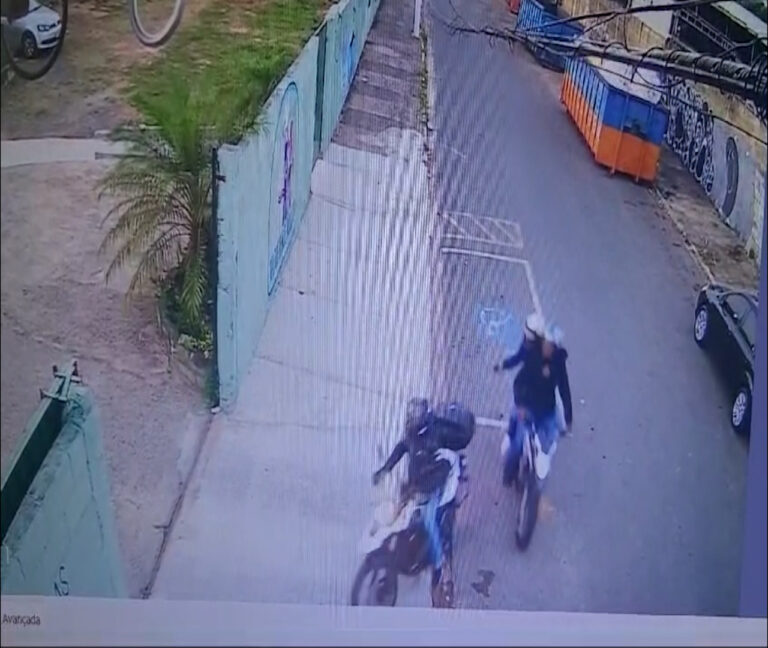 Veja momento em que professor é baleado por criminosos ao chegar em escola