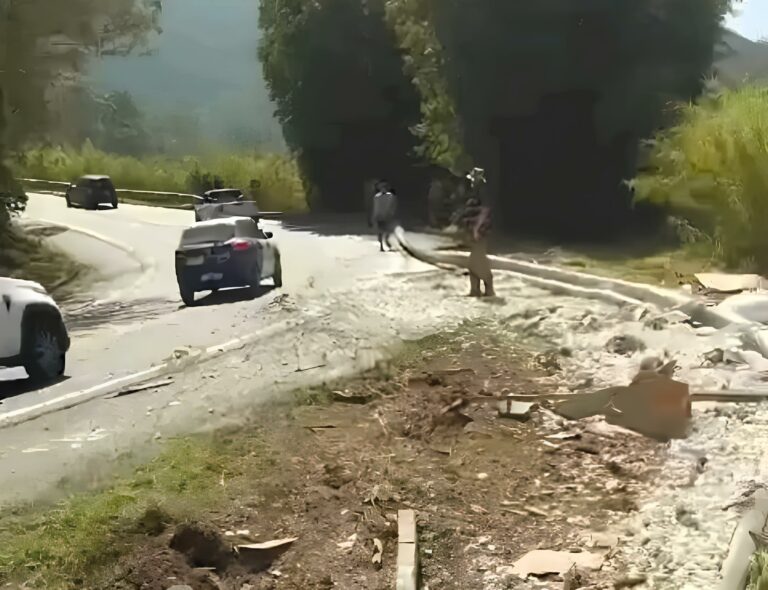 Motorista de caminhão morre após cair de ribanceira no interior de SP