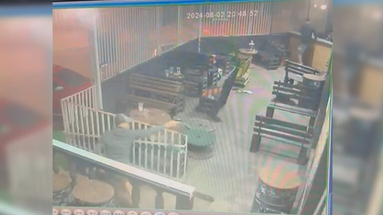 Atirador invade adega e mata homem com oito tiros diante de 20 pessoas