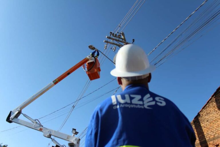 Empresa inicia troca da iluminação pública por lâmpadas de LED em Araçatuba