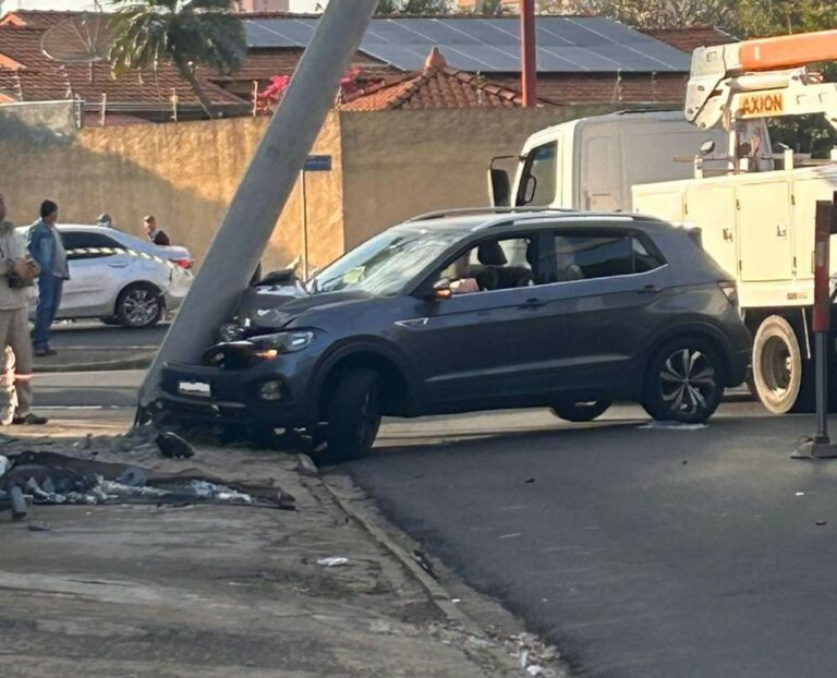 Trânsito na Avenida João Arruda Brasil é interditado após colisão de carro com poste