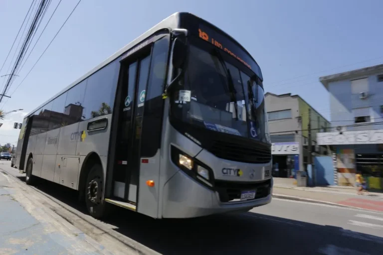 Mulher sofre mal súbito, fica com pescoço preso em estrutura de ônibus e morre em Guarujá