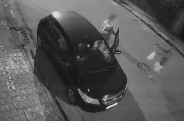 Homem tem carro roubado após assaltante apontar arma em sua direção no litoral de SP;VÍDEO