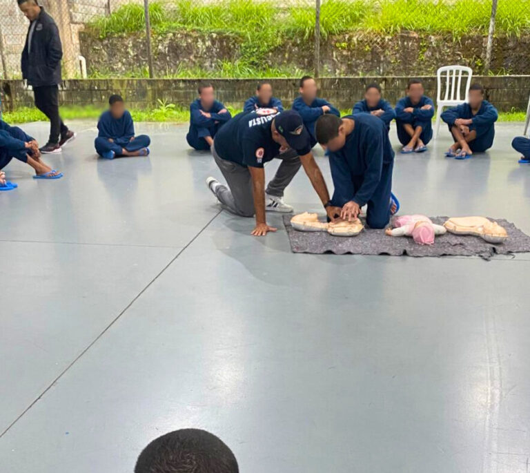 Jovens da Fundação Casa de Guarujá aprendem técnicas de primeiros socorros
