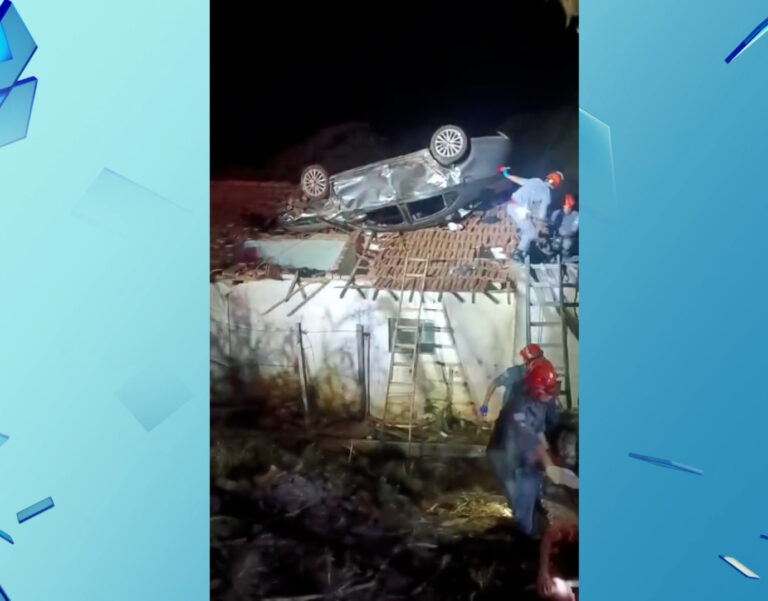 Carro capota e acaba parando no telhado de uma casa em Barão Geraldo