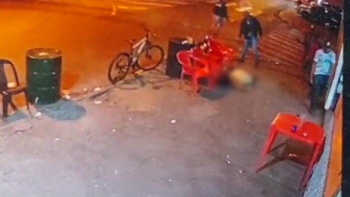 Polícia investiga tiroteio em bar: quatro pessoas feridas e um executado