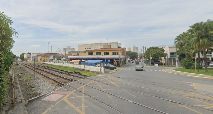 Ciclista é socorrido em estado grave após ser atropelado por trem no interior de SP