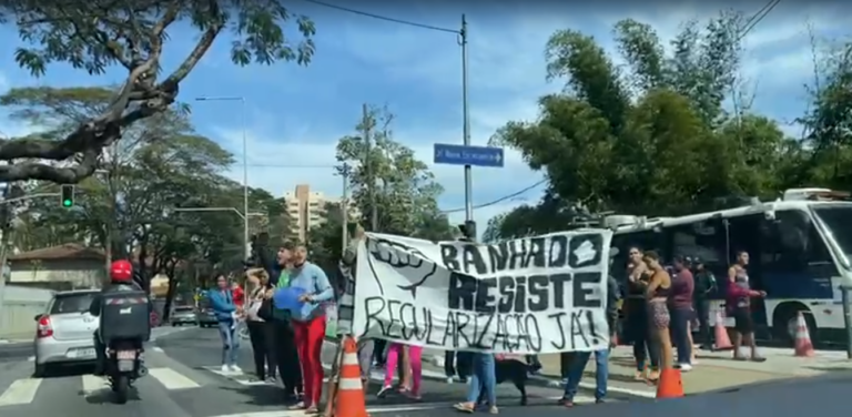 Moradores do Banhado fazem protesto contra falta d'água na comunidade