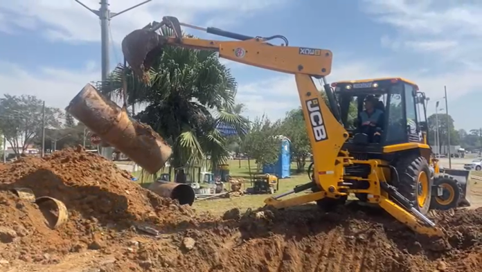 Adutora rompe e interdita Rodovia Geraldo Scavone em Jacareí