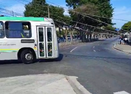 Caminhão derruba poste e fiação caí em ônibus na Av. Andrômeda, em São José