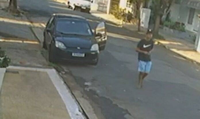 Flagrante: homem é preso após furtar carteira de dentro de carro Flagrante: homem é preso após furtar carteira de dentro de carro