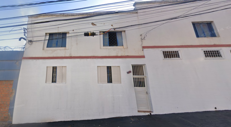 Homem é detido por agredir a esposa com socos no peito após desentendimento; caso ocorreu em cortiço do Centro