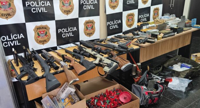 Arsenal do crime: polícia apreende armas e munições avaliadas em R$700 mil Arsenal do crime: polícia apreende armas e munições avaliadas em R$700 mil
