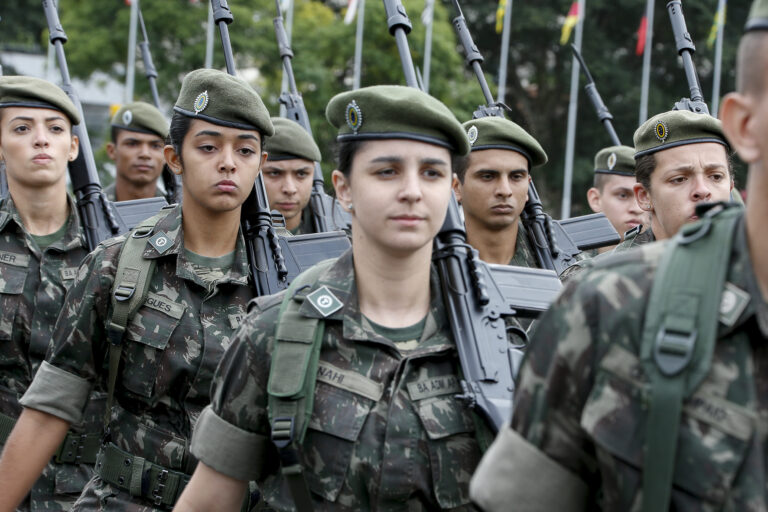 Mulheres poderão se alistar voluntariamente nas Forças Armadas a partir de 2025