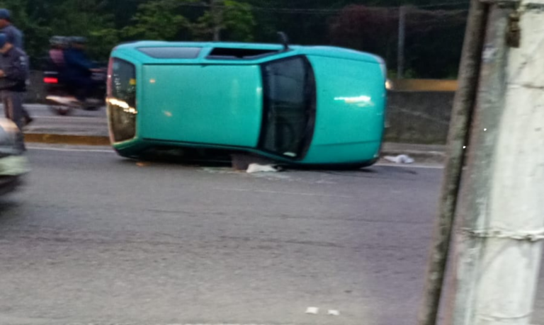 Casal de idosos sofre acidente em Praia Grande e carro capota