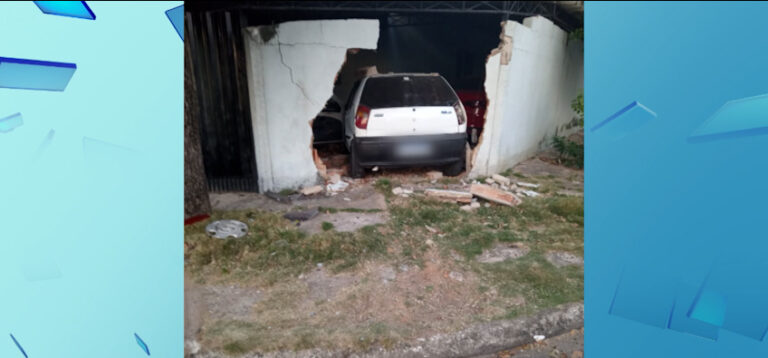 Acidente em cruzamento termina com carro invadindo muro residencial