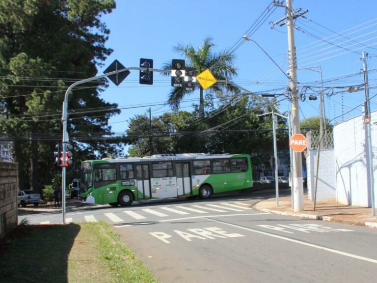 Dois cruzamentos da rua João Vedovello recebem conjuntos semafóricos