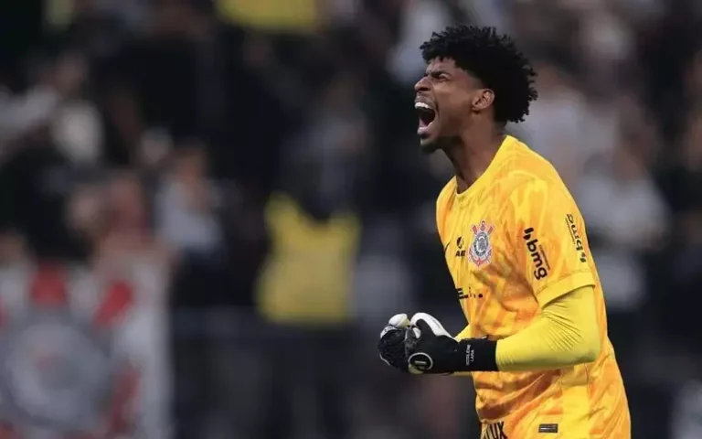 Corinthians bate Bragantino com milagres de Hugo nos pênaltis e segue vivo