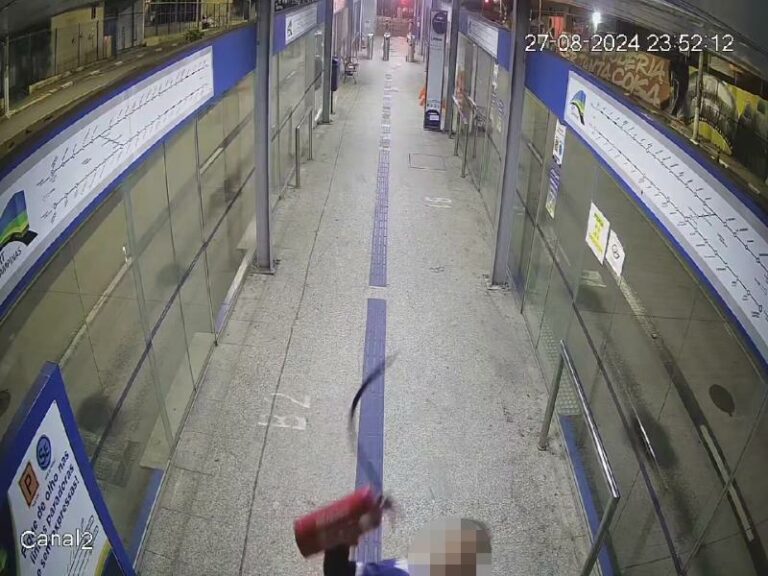 ao perceber que estava sendo filmado, o vândalo tentou danificar a câmera de segurança, chegando a arremessar um extintor de incêndio contra o equipamento.