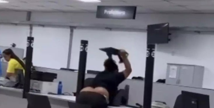 Mulher é presa após ataque de fúria em unidade do Poupatempo no litoral paulista