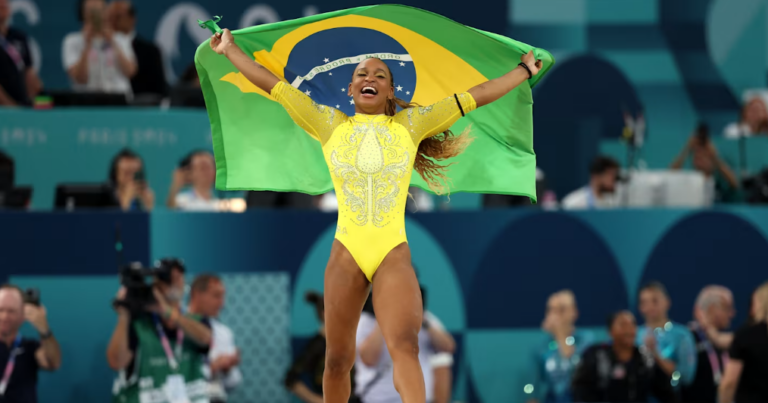 Rebeca Andrade conquista prata no individual geral da ginástica; Biles leva o ouro