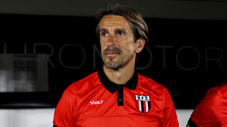 Após vitória, Paulo Gomes elogia aplicação, destaca elenco e vê próximo jogo como decisivo