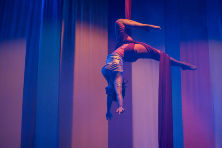 USP de Ribeirão Preto abre vagas para cursos gratuitos de ginástica e tecido acrobático