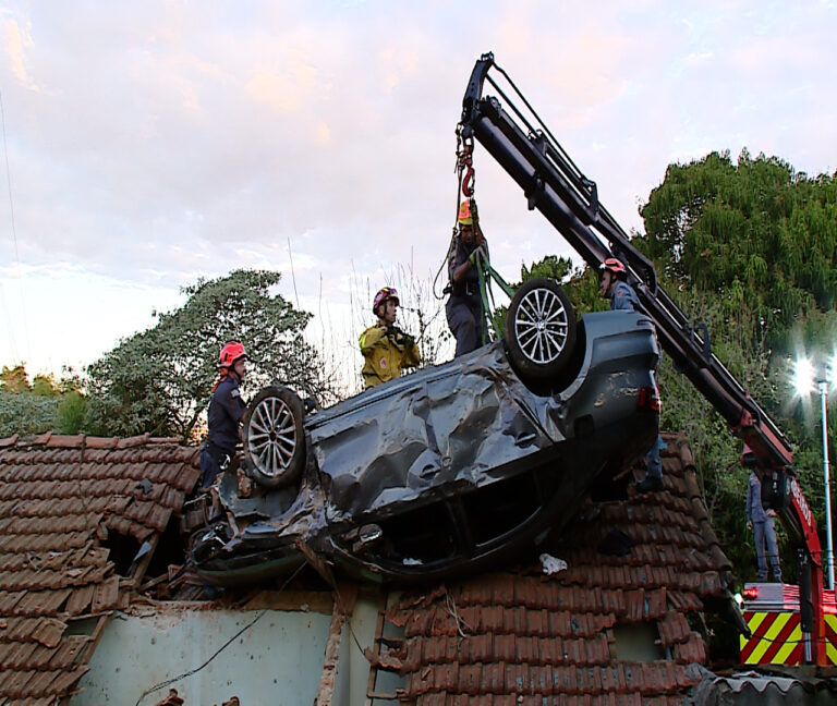 Após 46 horas, Corpo de Bombeiros retira carro que capotou e foi parar em telhado