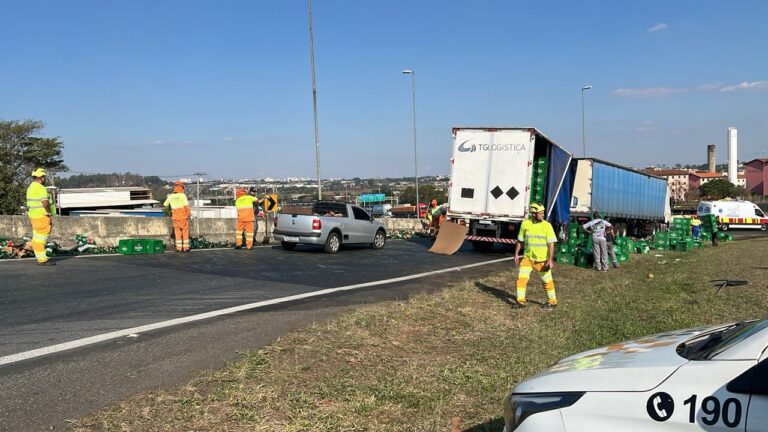 Caminhão com carga de cerveja tomba na Anhanguera e interdita rodovia