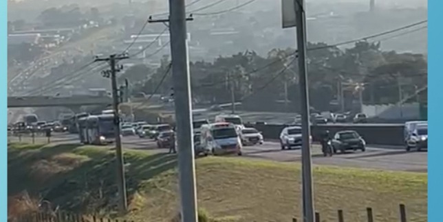 Acidente entre três veículos deixa trânsito lento na Santos Dumont