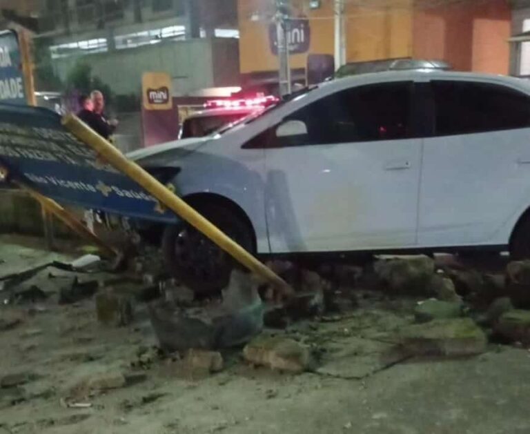 Homem embriagado ao volante colide contra mureta em praça de São Vicente e é preso em flagrante