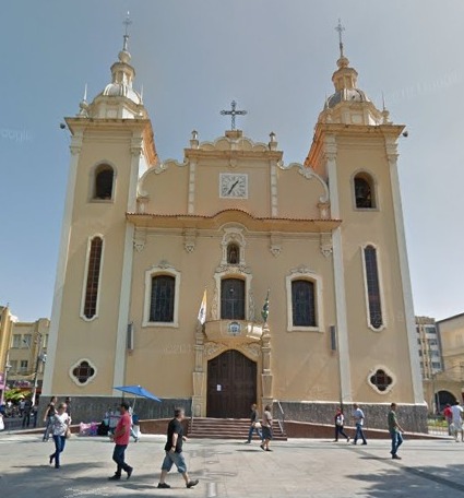 Mulher agride pessoas em praça de Taubaté após surto psicótico