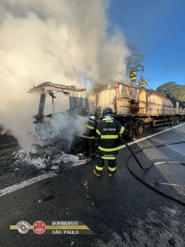 Caminhão pega fogo na rodovia Dom Pedro, em Igaratá