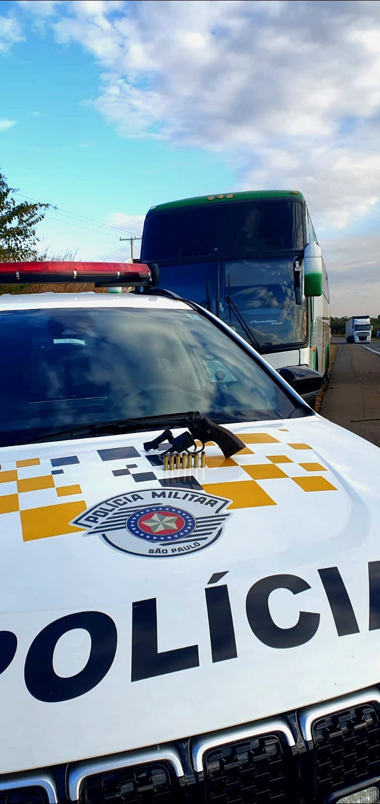 Passageiro em ônibus de viagem entra armado e é pego pela polícia