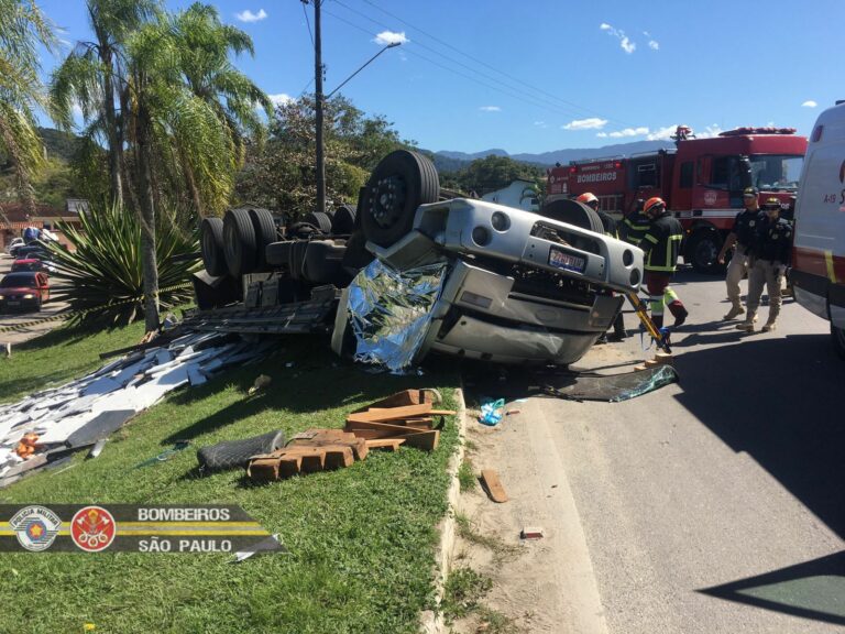 caminhão tombar em ubatuba