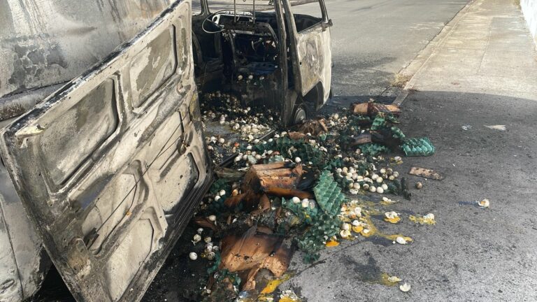 Kombi foi retirada agora de manhã: apesar do susto, ninguém se feriu.