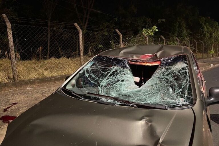 Ciclista tenta atravessar avenida, é atropelado em frente à UPA e morre