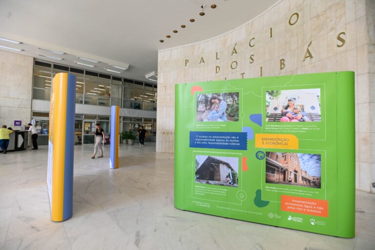 Com o tema “Diversas Formas de Amamentar”, fotos de 16 mães amamentando seus filhos ficarão no prédio até 9 de agosto