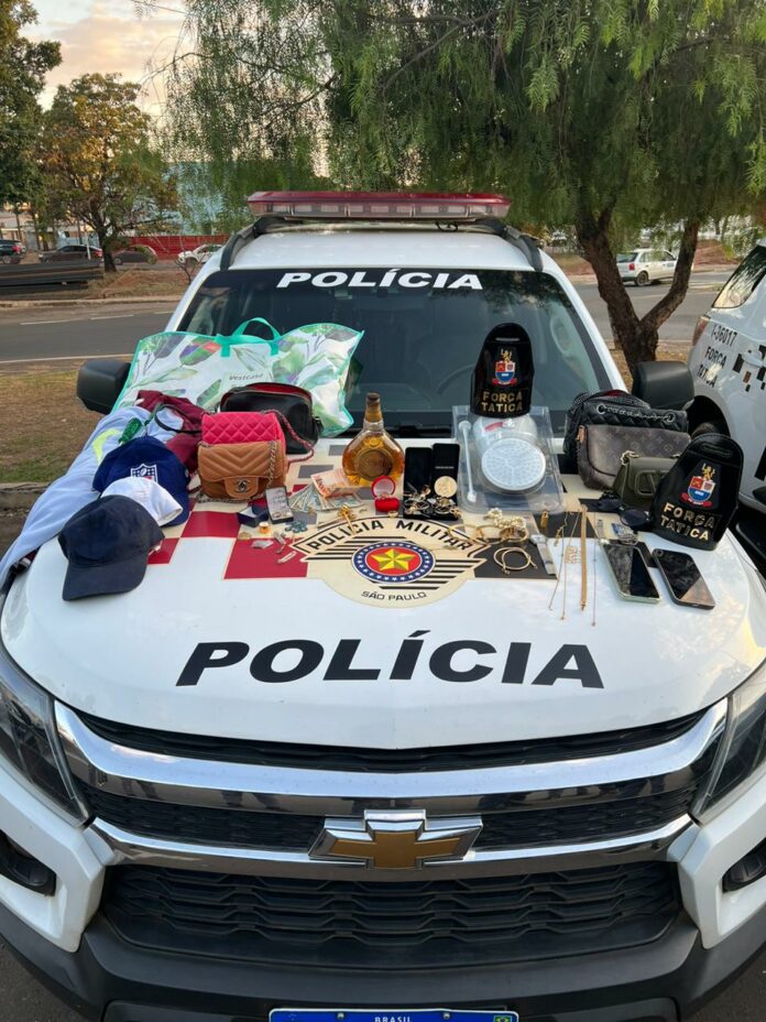 Apreensão de joias, bebida e peças de roupa furtadas (Foto: Polícia Militar)