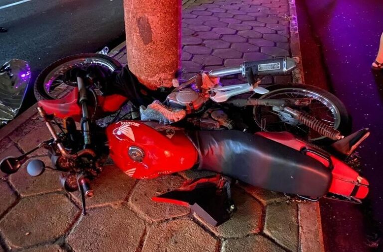 Moto colide contra poste e jovem de 24 anos morre; piloto foi socorrido com ferimentos graves