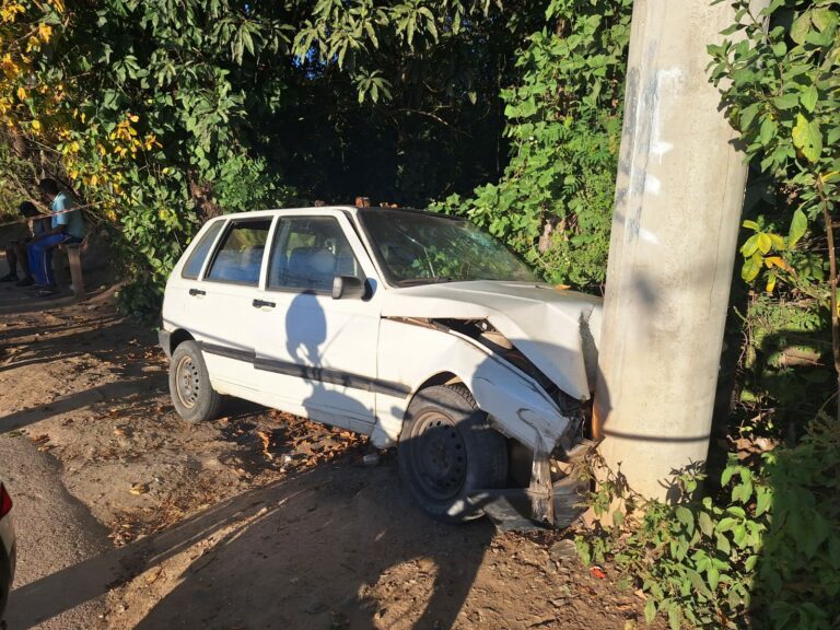 idoso morre após bater carro no poste em caçapava