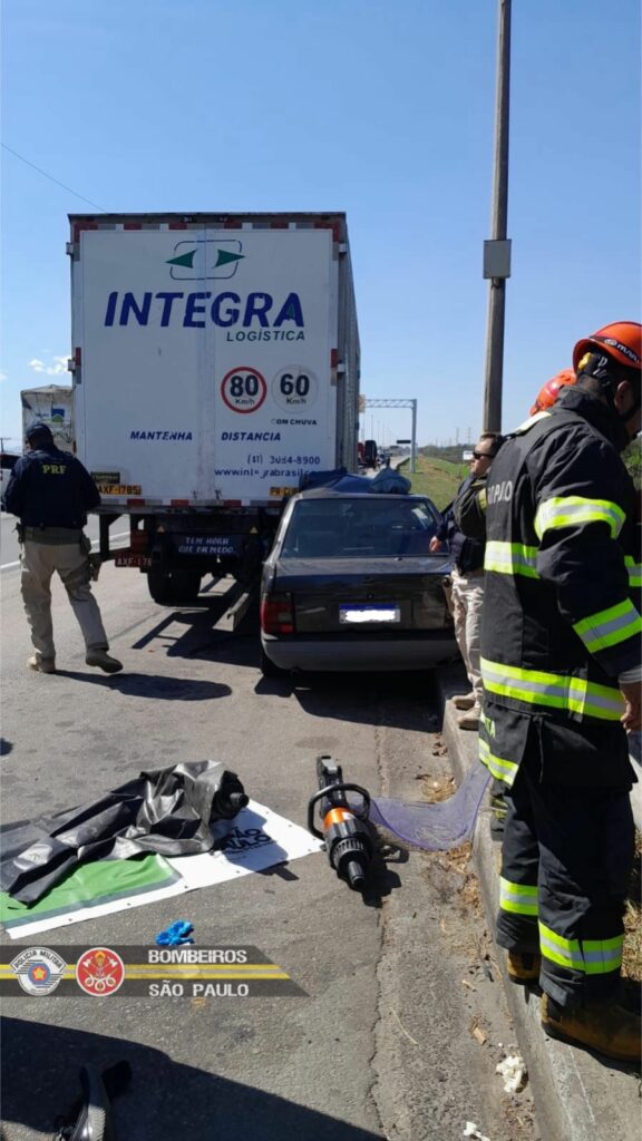 motorista de carro é socorrido pelo águia após bater em caminhão na dutra