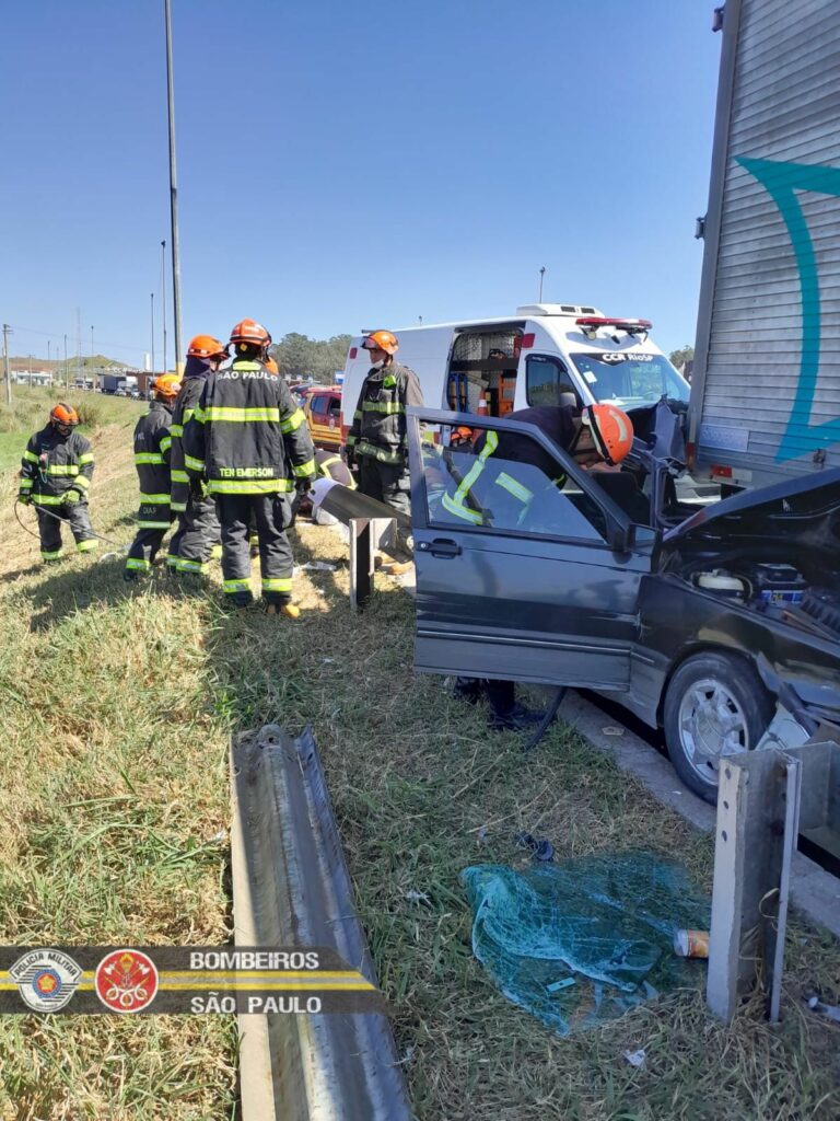 motorista de carro é socorrido pelo águia após bater em caminhão na dutra