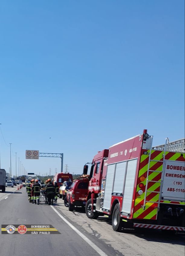 motorista de carro é socorrido pelo águia após bater em caminhão na dutra
