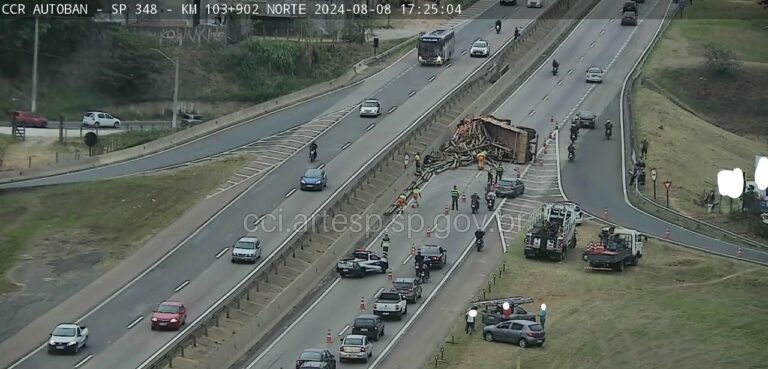 Caminhão tomba e carga de tubos de ferro atinge motociclista em rodovia de Hortolândia