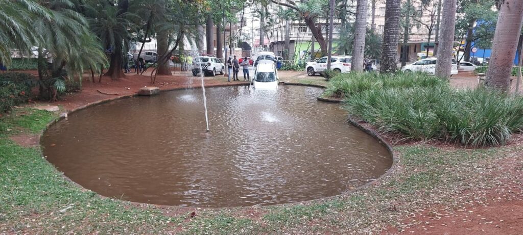 Durante a fuga, suspeito foi parar no meio da praça Carlos Gomes